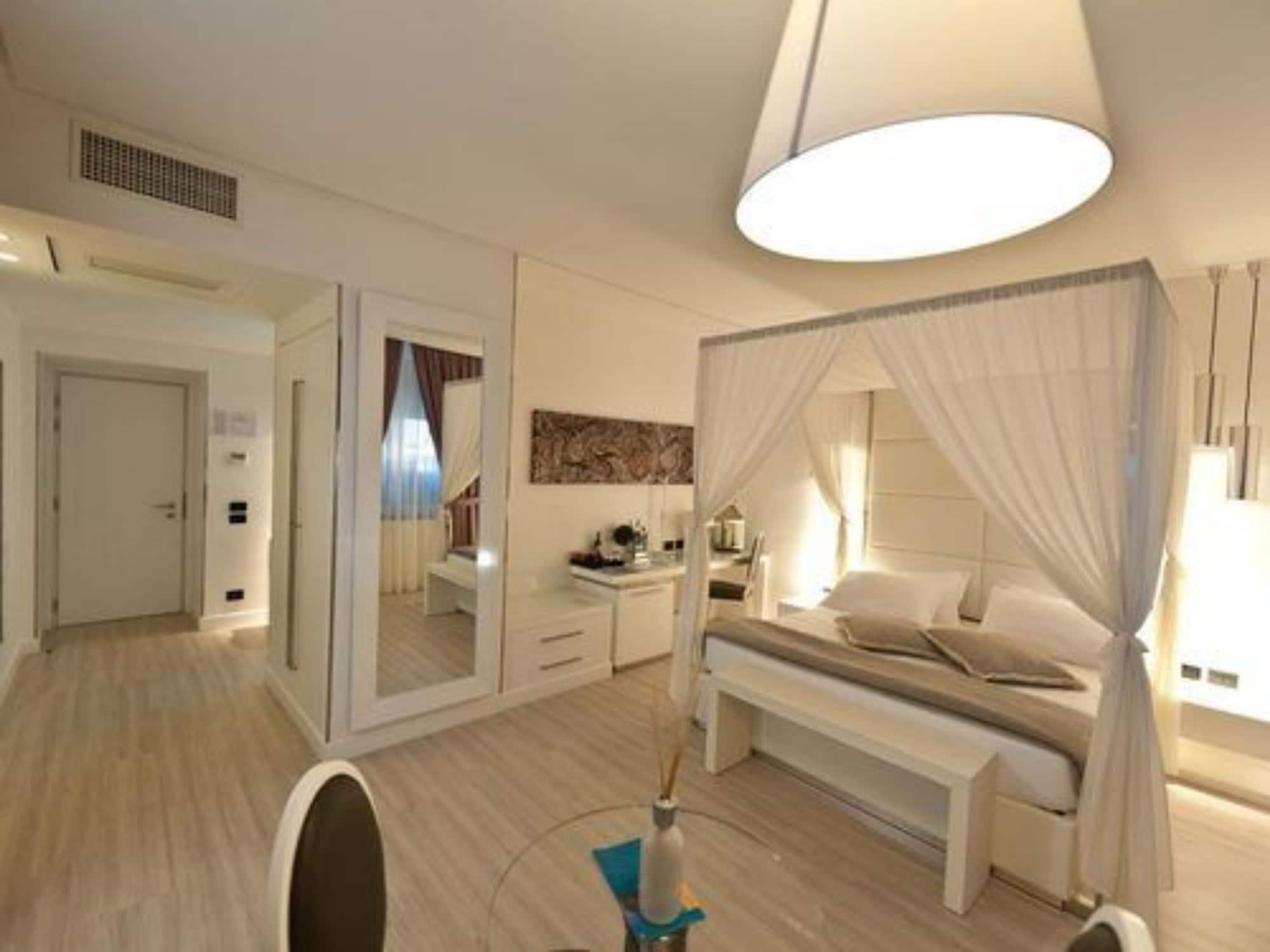 Lhp Hotel Santa Margherita Palace & Spa Santa Margherita Ligure Zewnętrze zdjęcie A room at the hotel