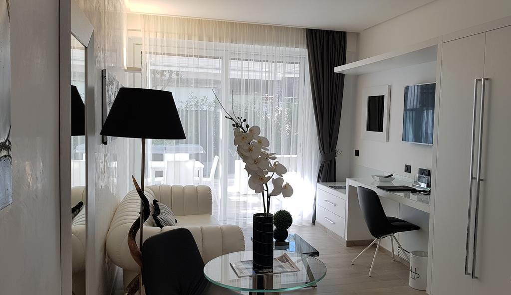 Lhp Hotel Santa Margherita Palace & Spa Santa Margherita Ligure Zewnętrze zdjęcie A studio apartment in Warsaw, Poland