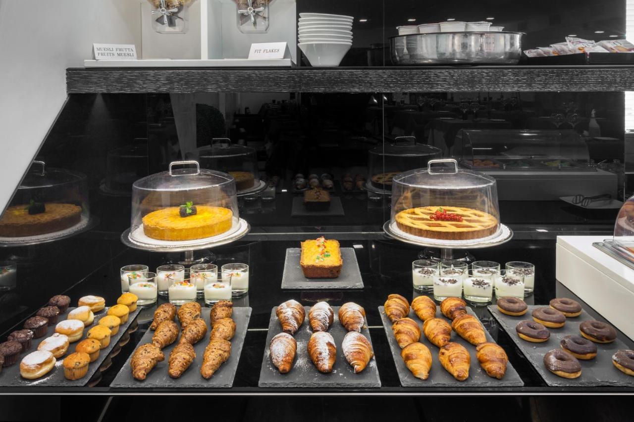 Lhp Hotel Santa Margherita Palace & Spa Santa Margherita Ligure Zewnętrze zdjęcie A selection of pastries