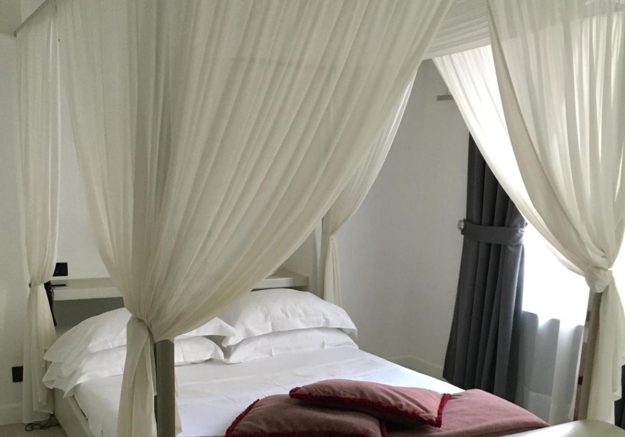 Lhp Hotel Santa Margherita Palace & Spa Santa Margherita Ligure Zewnętrze zdjęcie A bed with a canopy